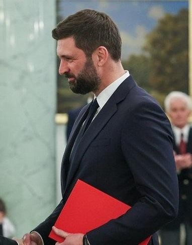 Grafika symbolizująca ciekawe fakty z życia Nikodema Rachonia, przedstawiająca elementy kariery, rodziny i dyplomacji.