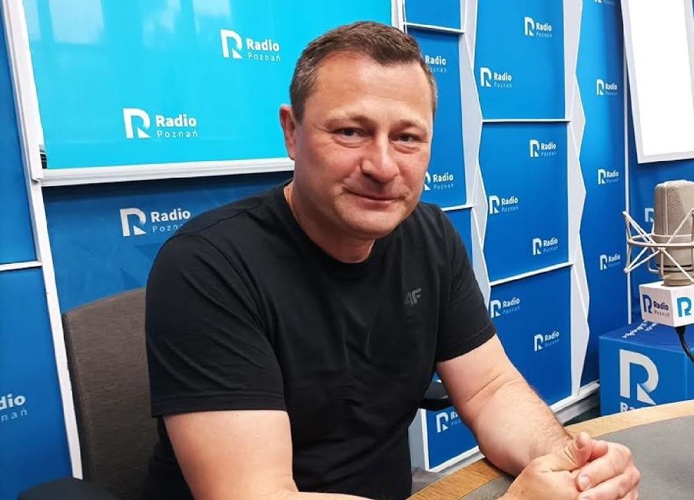 Krzysztof Paszyk aktywnie uczestniczący w obradach parlamentarnych, w trakcie wystąpienia lub debaty, z gestykulacją podkreślającą zaangażowanie.