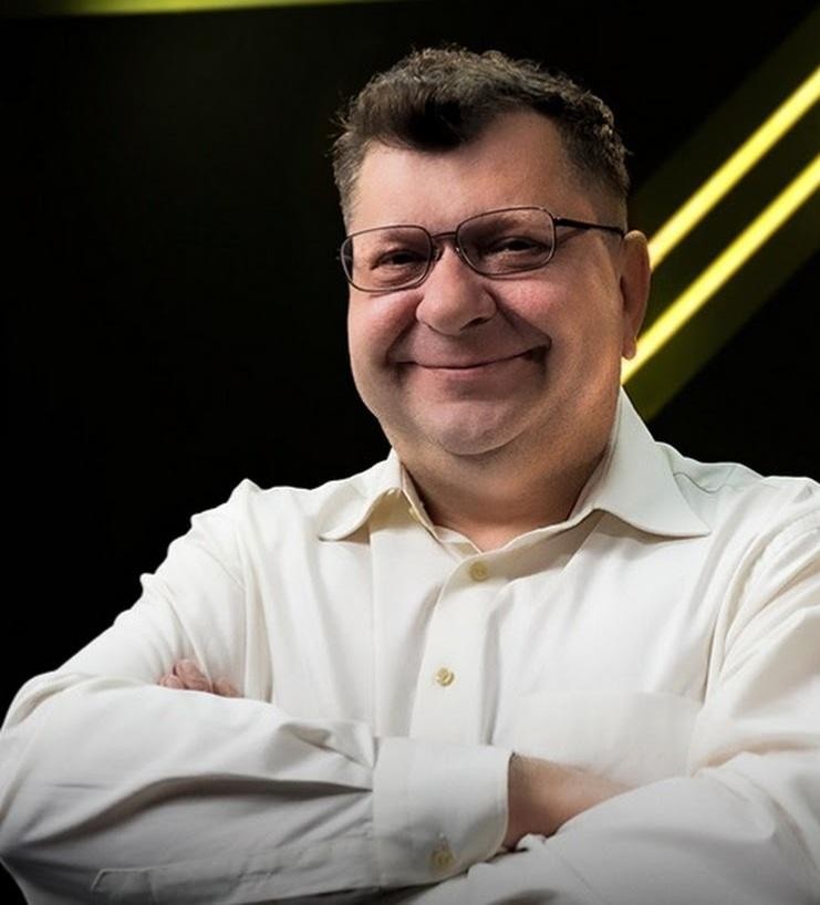 Zbigniew Stonoga podczas wystąpienia, symbolizującego jego działalność polityczną i medialną, z dynamicznym tłem oddającym jego bezkompromisowy charakter.