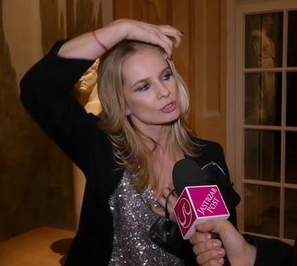 Magdalena Cielecka na scenie teatralnej podczas intensywnego występu, oświetlona światłami scenicznymi.