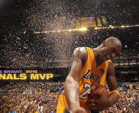 Kobe Bryant w koszulce Lakers (nr 8 lub 24), w momencie triumfu lub intensywnego skupienia podczas meczu koszykówki, z zaciętą miną.