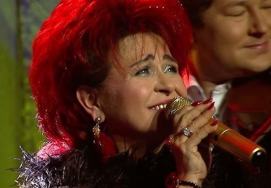 Bernadeta Kowalska uśmiechnięta, zbliżenie na twarz, symbolizujące jej otwarty kontakt z fanami i autentyczność.