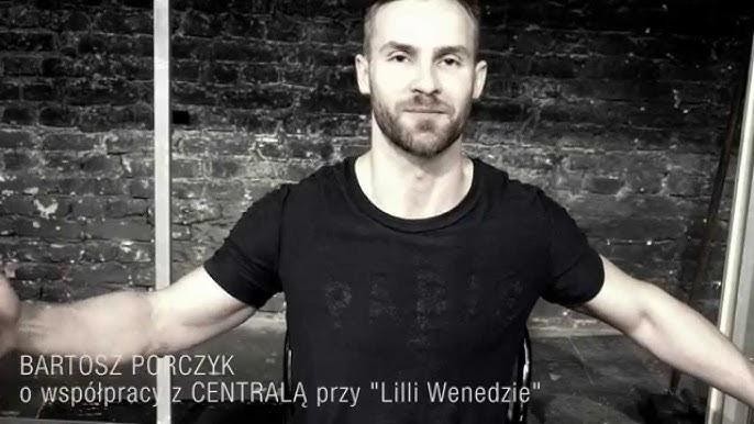 Bartosz Porczyk w swobodnej interakcji z publicznością lub współpracownikami na wydarzeniu teatralnym, ukazujący jego przystępną naturę.