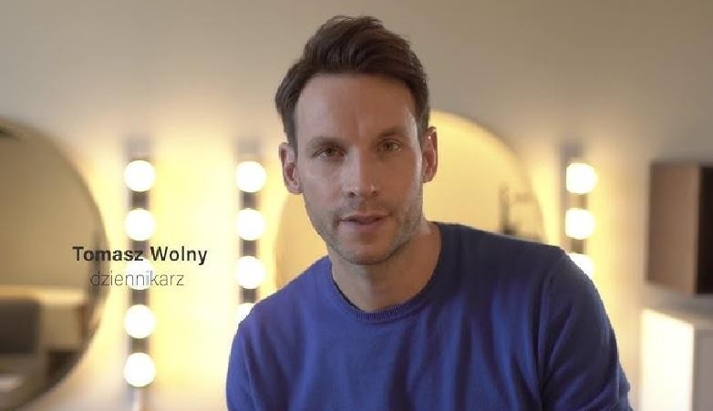 Tomasz Wolny i jego żona Agata Tomaszewska-Wolna uśmiechnięci, w ciepłym, naturalnym ujęciu, odzwierciedlającym szczęście rodzinne.