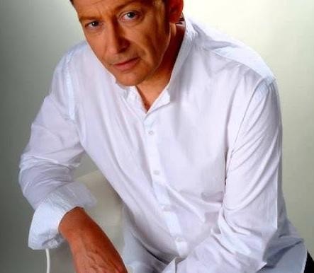Portret Jacka Borkowskiego, polskiego aktora, z wyrazem twarzy podkreślającym jego aktorski talent i głębię.