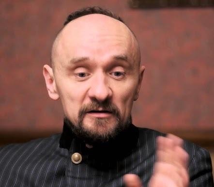 Scena ze spektaklu Jana Klaty, ukazująca dynamiczną inscenizację i ekspresyjnych aktorów, typową dla jego twórczości teatralnej.