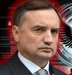 Zbigniew Ziobro gestykulujący podczas wystąpienia publicznego, ukazujący jego zaangażowanie w dyskusję polityczną.