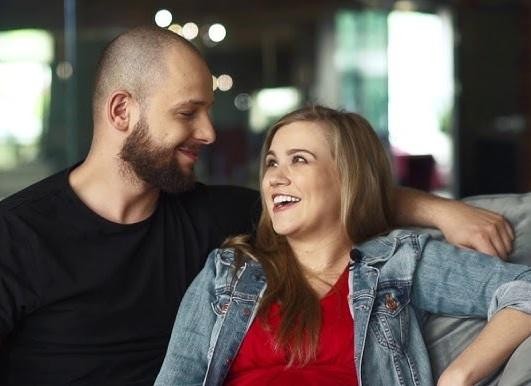 Maciej Pela w zbliżeniu, z zamyślonym wyrazem twarzy, z subtelnym rozmazanym tłem nawiązującym do tańca.