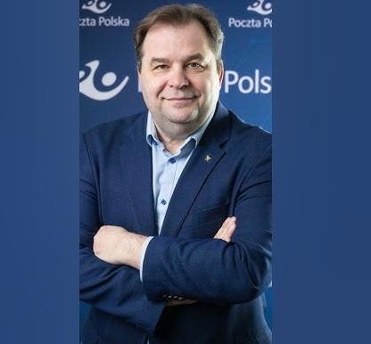 Grafika przedstawiająca transformację, łącząca symbolikę lotnictwa (skrzydło samolotu) z elementami pocztowymi (list, paczka), obrazująca zmiany w zarządzaniu.