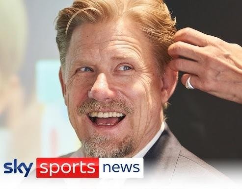 Porównanie Petera Schmeichela (w stroju Manchesteru United) i jego syna Kaspera Schmeichela (w stroju Leicester City), ukazujące ich dziedzictwo bramkarskie.