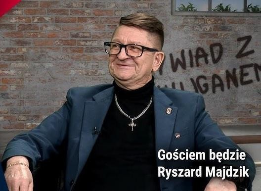 Wnętrze domu z rozrzuconymi dokumentami i przedmiotami osobistymi, sugerujące przeszukanie przez służby.