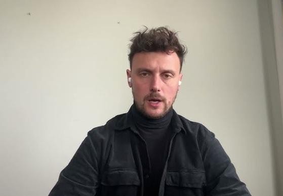 Dynamiczna scena w szpitalu, zespół medyczny przygotowujący się do zabiegu.