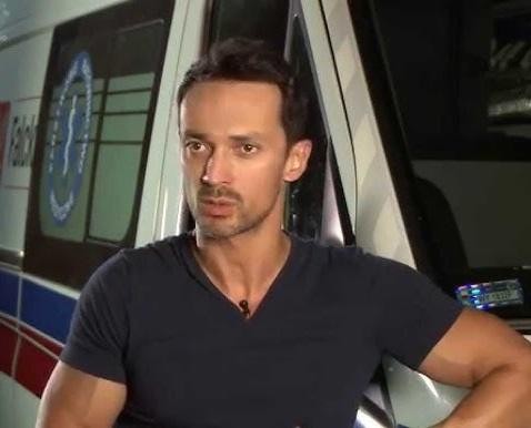 Rafał Cieszyński w dynamicznej pozie, podkreślającej jego atletyczną sylwetkę i wszechstronność jako aktora i instruktora kulturystyki.