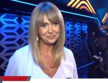 Ewa Wachowicz aktywnie gotująca w kuchni lub wspinająca się w górskim krajobrazie, uśmiechnięta i pełna energii, symbolizująca jej pasję do kulinariów i zdrowego stylu życia.