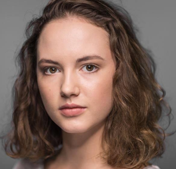 Martyna Byczkowska w naturalnej, swobodnej pozie, ukazująca jej słowiańską urodę i autentyczność.
