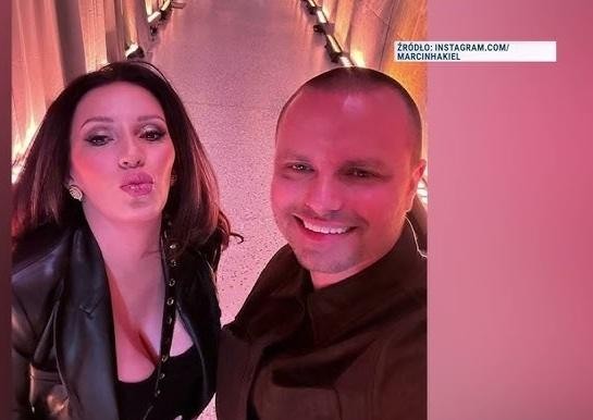 Marcin Hakiel z dziećmi, Adamem i Heleną, w domowym zaciszu, wspólnie spędzający czas.