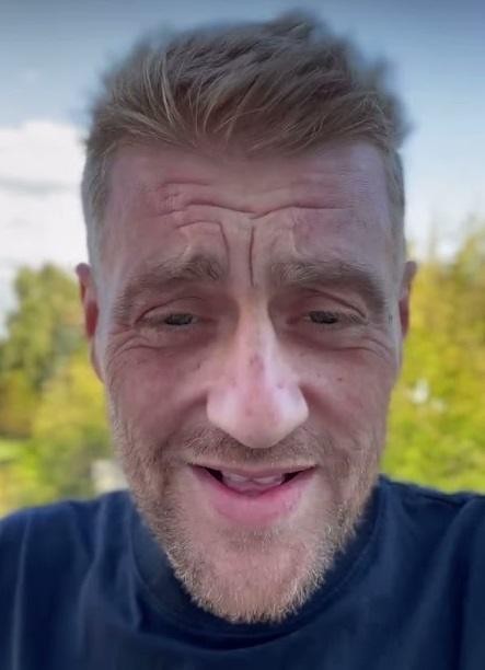 Tomasz Jakubiak, kucharz, z poważnym, ale pełnym nadziei wyrazem twarzy, symbolizujący walkę i determinację.