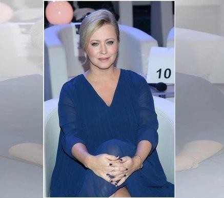 Agnieszka Wagner na planie filmowym, w dynamicznej pozie, w scenie z jednego z jej znanych filmów.