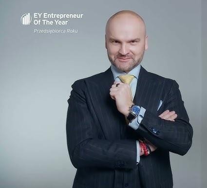 Alt: Nowoczesny paczkomat InPost w miejskim otoczeniu, z ludźmi korzystającymi z usługi, symbolizujący innowacyjność i dostępność rozwiązań firmy.
