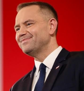 Uroczystość upamiętniająca Żołnierzy Wyklętych, symbolizująca działalność Karola Nawrockiego na rzecz zachowania pamięci historycznej.