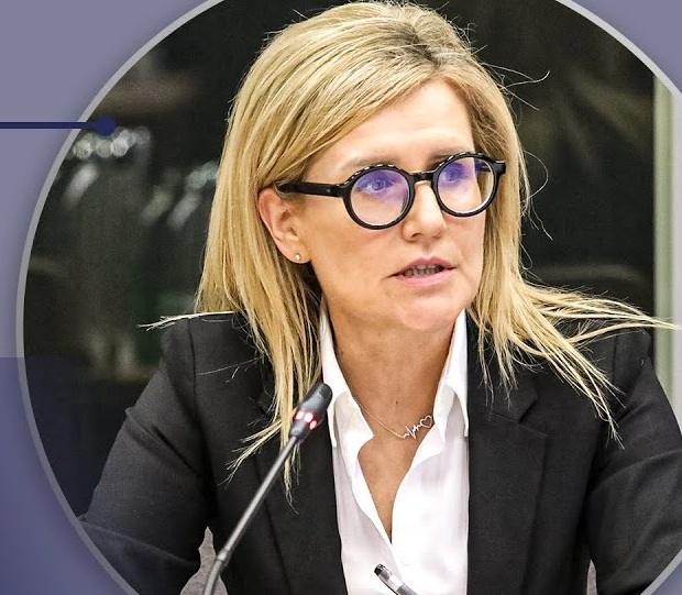 Ewa Wrzosek w refleksyjnej pozie, symbolizująca determinację i niezłomność w walce o praworządność.
