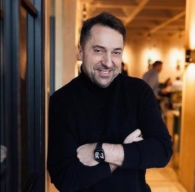 Marcin Miller z mikrofonem, oddający energię scenicznego występu, symbolizuje jego charyzmę i rolę w disco polo.