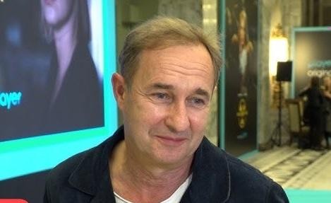 Marek Kalita z żoną Aleksandrą Popławską i dwiema córkami w otoczeniu zieleni, symbolizującym ich dom w Puszczy Kampinoskiej.