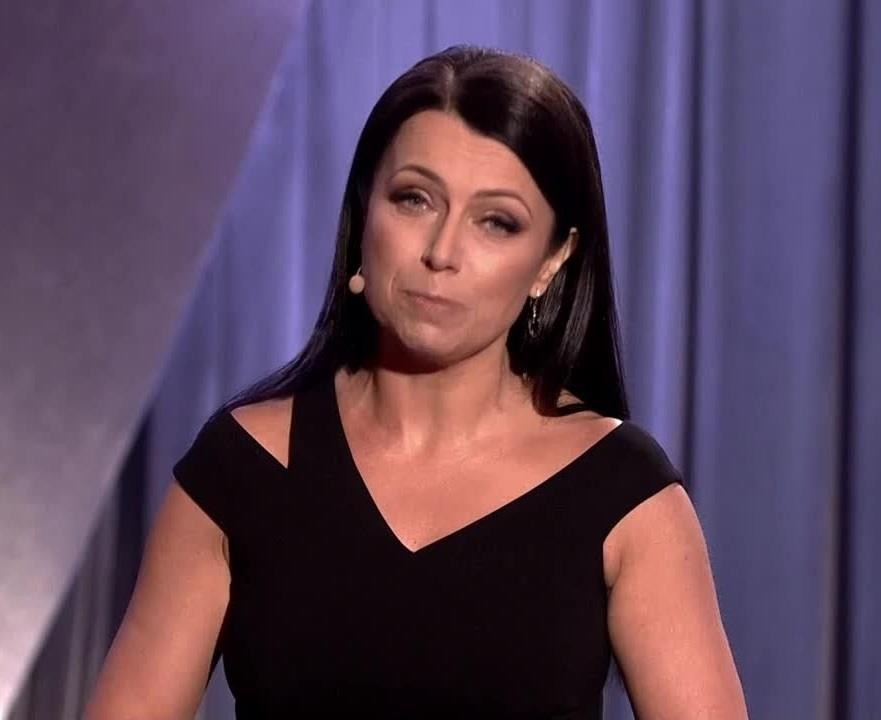 Adrianna Borek jako Krystyna z Kabaretu Nowaki, w dynamicznej pozie na scenie, z charakterystycznym wyrazem twarzy.
