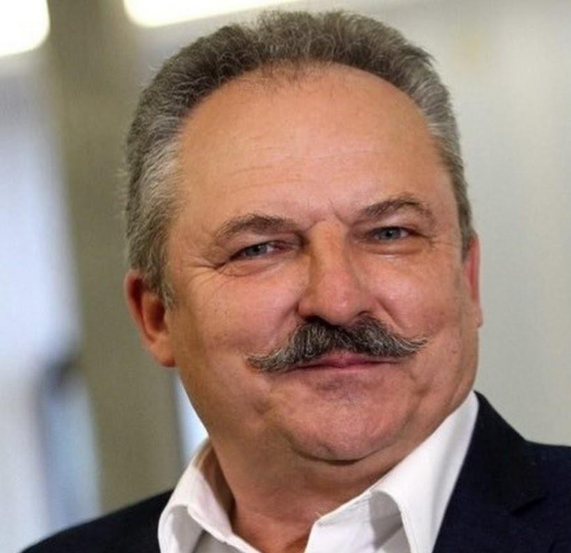 Grafika koncepcyjna symbolizująca różnorodną karierę Marka Jakubiaka, łącząca elementy polityki i biznesu, z subtelnymi nawiązaniami do Sejmu i browarnictwa, ukazująca jego wpływ i przenikanie się sfer publicznej i prywatnej.