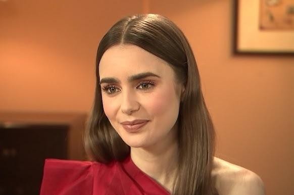Lily Collins na planie filmowym lub czerwonym dywanie, ubrana elegancko, prezentująca swój profesjonalizm.