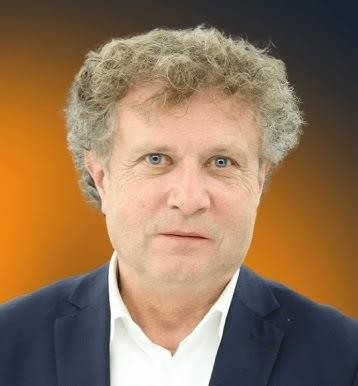Jacek Karnowski uprawiający żeglarstwo lub narciarstwo, symbolizujące jego pasje i aktywny tryb życia.