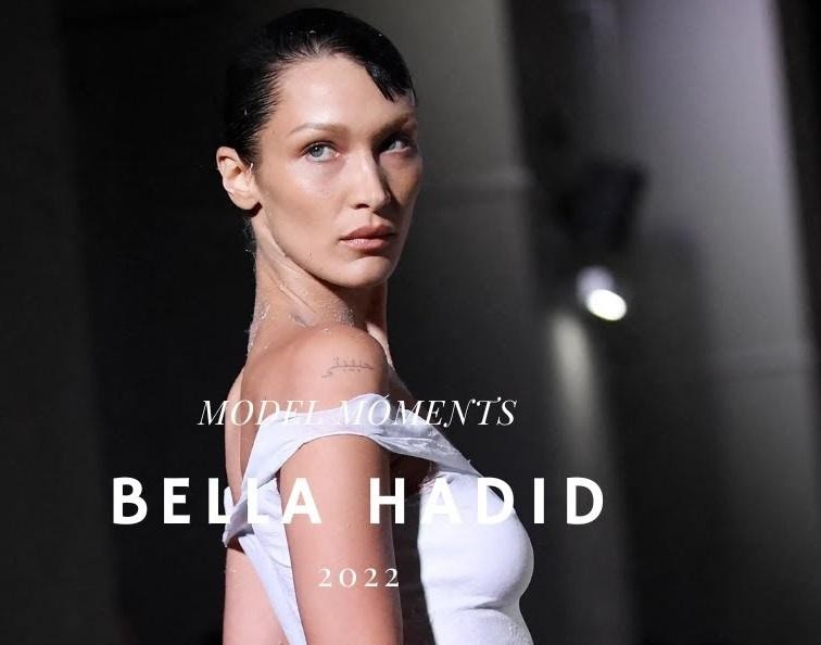 Bella Hadid z rodzeństwem i matką, uśmiechnięci, w ciepłej, rodzinnej atmosferze.