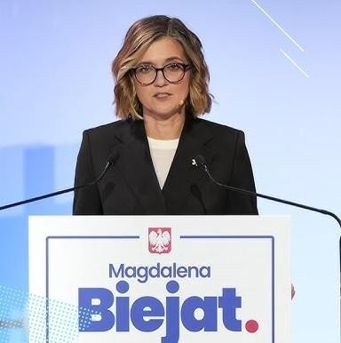 Magdalena Biejat podczas spotkania z mieszkańcami na warszawskiej Pradze, podkreślając jej zaangażowanie w sprawy lokalne.