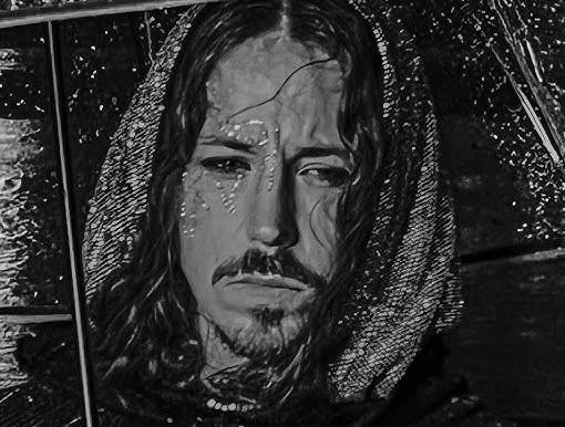 Michał Szpak, zbliżenie na twarz, z charakterystycznymi włosami i makijażem, oddające jego artystyczną ekspresję.