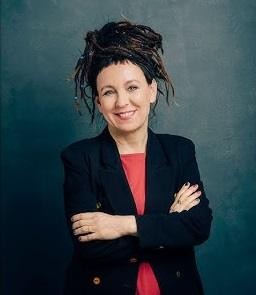 Grafika przedstawiająca nagrody Olgi Tokarczuk, w tym Nagrodę Nobla i The Man Booker International Prize, z symbolicznymi elementami nawiązującymi do jej książek.