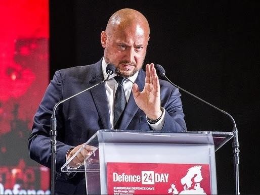 Jacek Zdzisław Siewiera podczas wykładu lub spotkania, symbolizujący jego działalność naukową i edukacyjną.